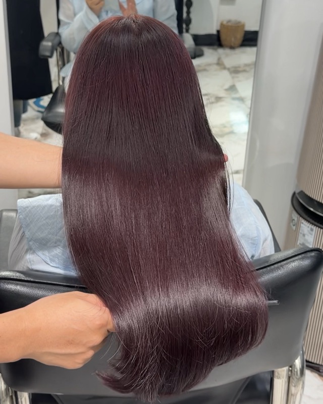 Mái tóc nhuộm màu cherry bóng mượt sau khi làm tại salon