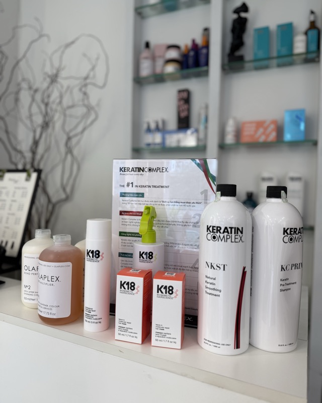 Sản phẩm phục hồi tóc Olaplex, K18 và Keratin Complex trưng bày tại salon